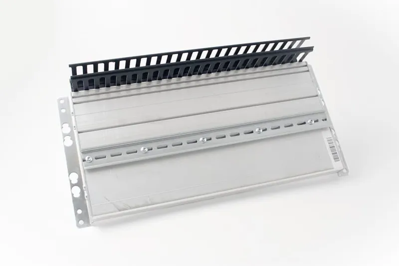 Std mounting Al-profile with DIN Rail, C. Duct, 19"