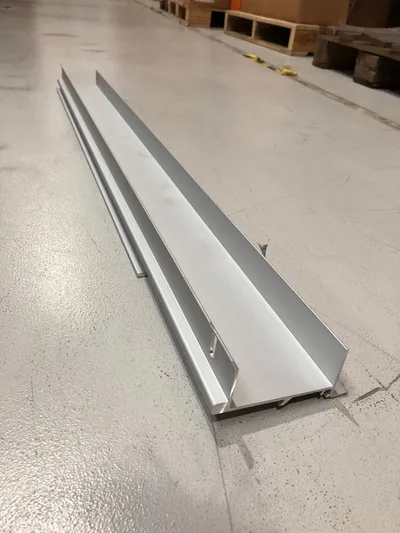 TRAY MOD-END RH RIVETED