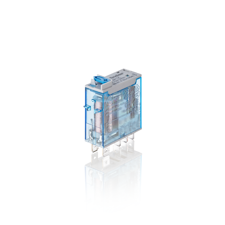 Relay with manual operation