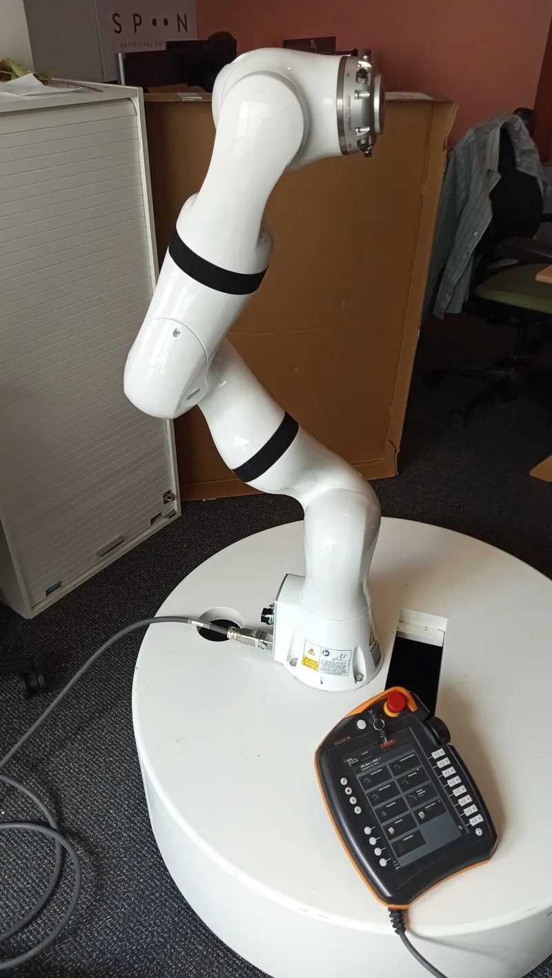 LBR iiwa 7 R800 RAL 9016 incl. KUKA Sunrise Cabinet — photo 3 of 3